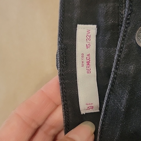 SO Size Jrs 15 / 32 Black Low Rise Bermuda Denim Shorts, Cuffed Hem, Gently Used - Picture 10 of 11